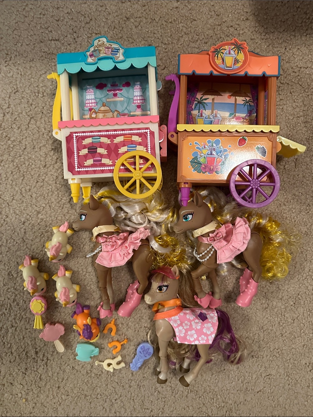 Wild Manes Horse/Pony Playset with Food Carts